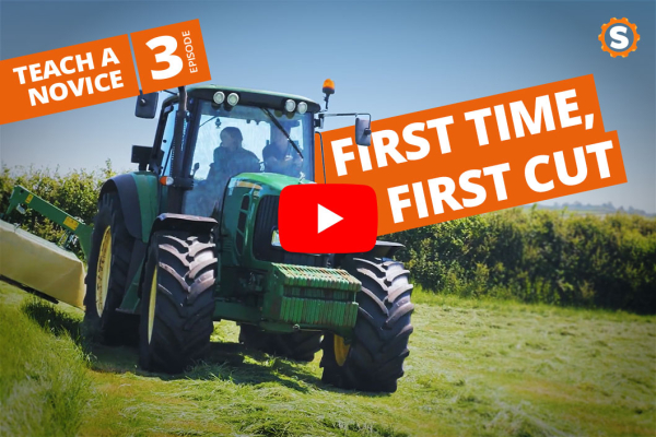 Nybörjare lär sig hur man traktorklippar med en John Deere 6155 M